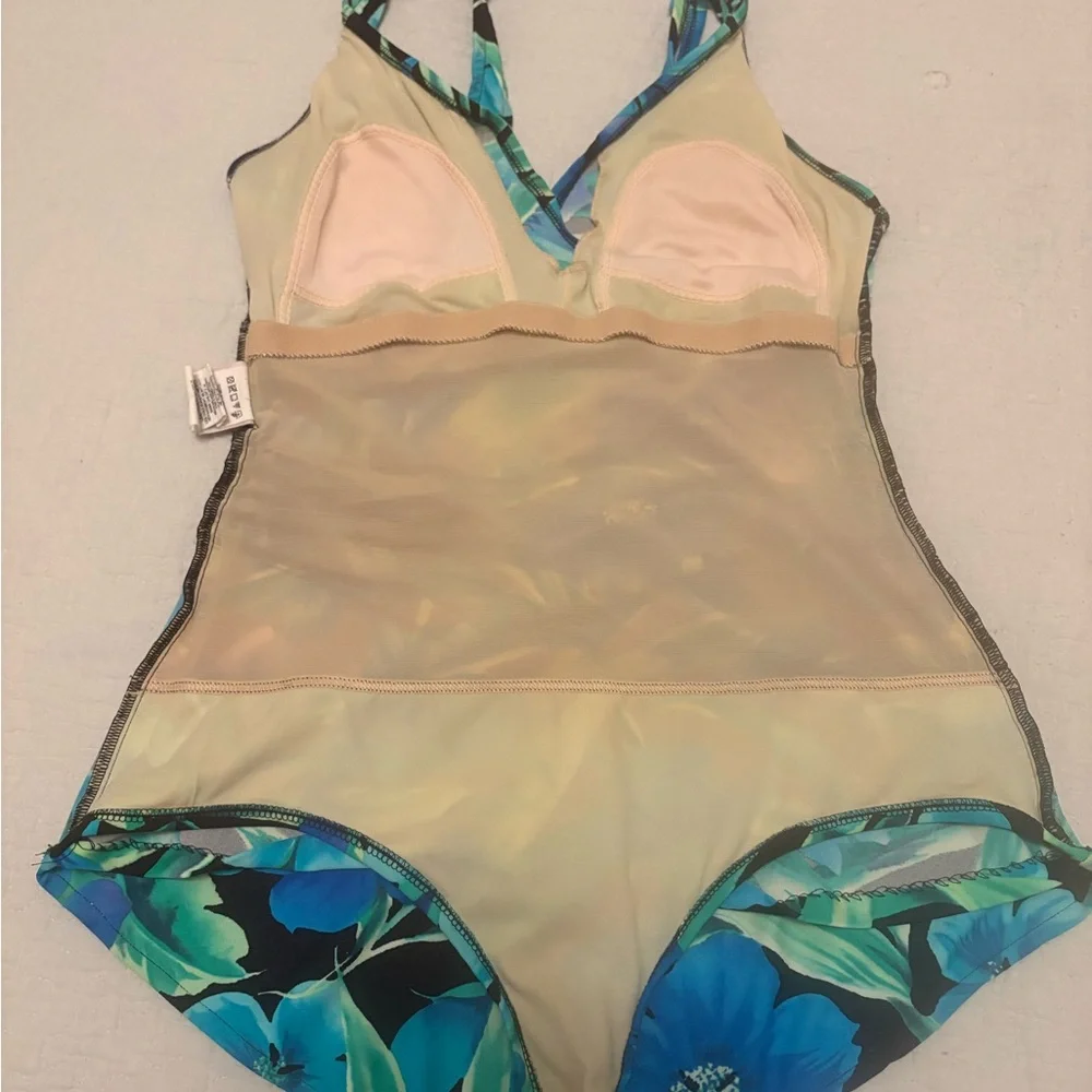 Floral Elegance Women's One Piece Swimsuit - Picture 5 of 8